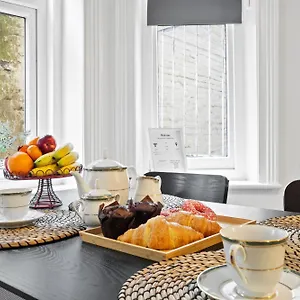 Family Retreat Flat-2 Stylish Apartment, Sleeps 6, 7 Minute Walk To Parking Wifi Kitchen And Washer Bournemouth